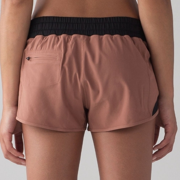 Lululemon Hotty Hot Short (2 1/2"), Size 8 - Picture 16 of 16